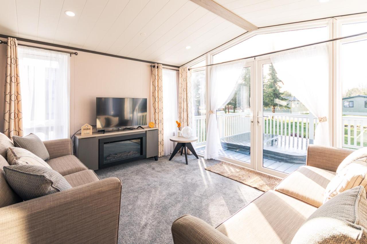 Ebor Lodge With Hot Tub Pocklington Buitenkant foto